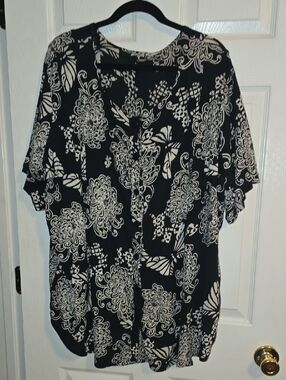 Black‎ & White Floral Button-Front Blouse